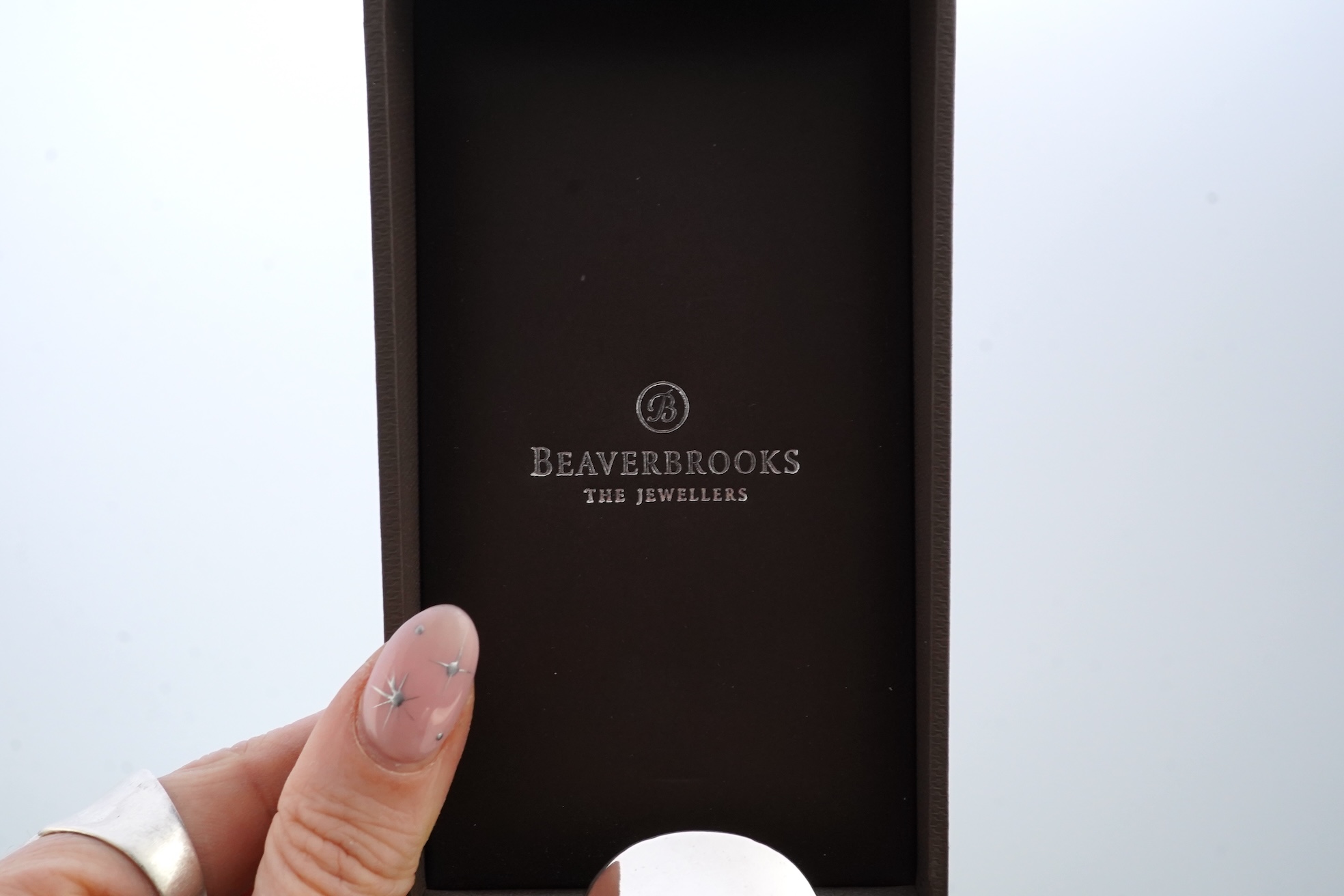 A Beaverbrooks silver necklace in box